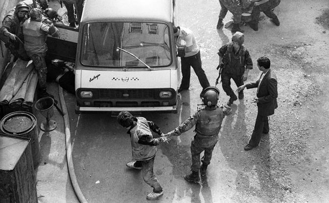 На фото: во время захвата бандитов.  Операция по освобождению заложников из местного изолятора временного содержания, 1990
На фото: во время захвата бандитов. Операция по освобождению заложников из местного изолятора временного содержания, 1990 (Фото: Ираклия Чохонелидзе/ ТАСС)