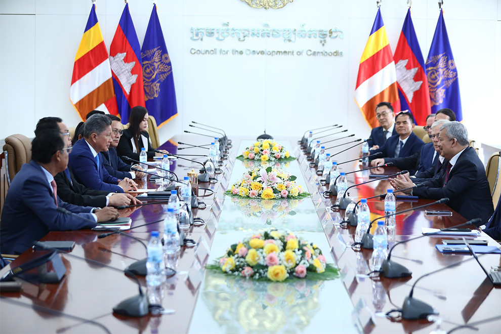Члены Совета по развитию Камбоджи (CDC) встречаются с иностранными инвесторами

