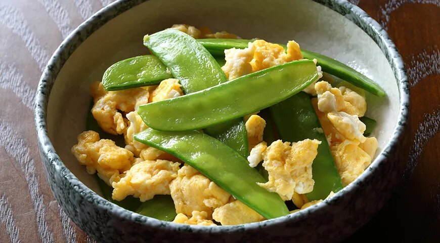   Скрэмбл со стручками гороха и помидорами