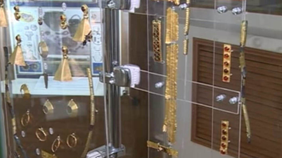    Вспомним клад, который вошел в историю Курской области как "золото гуннов"