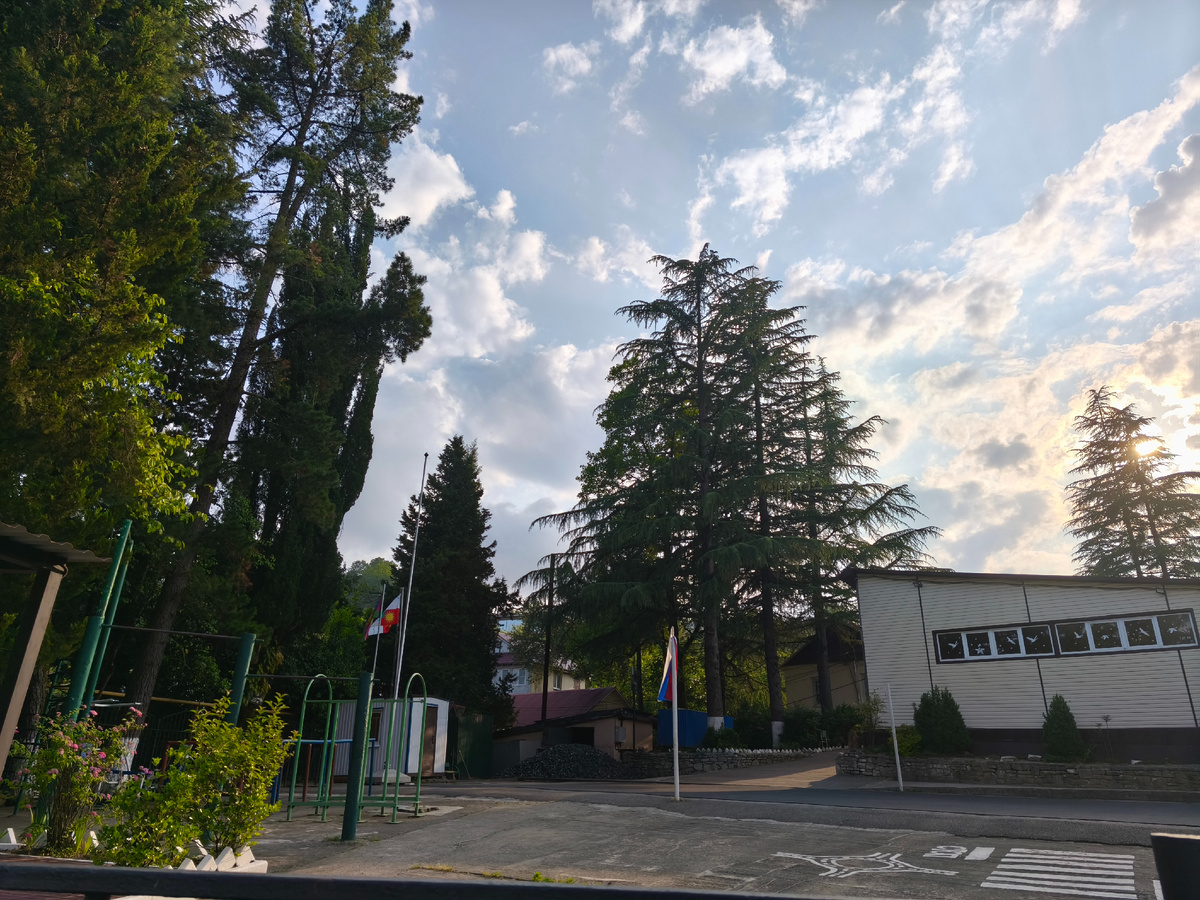 Спортивная площадка школы.