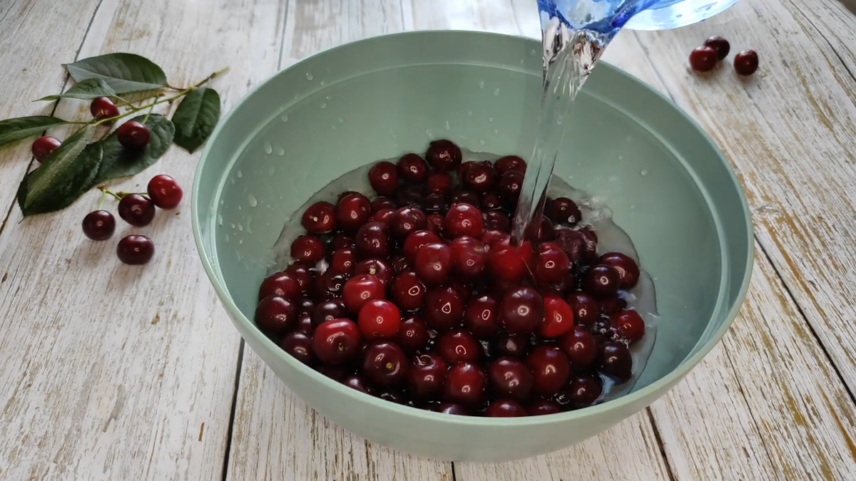 Компот из вишни на зиму. Фото автора.