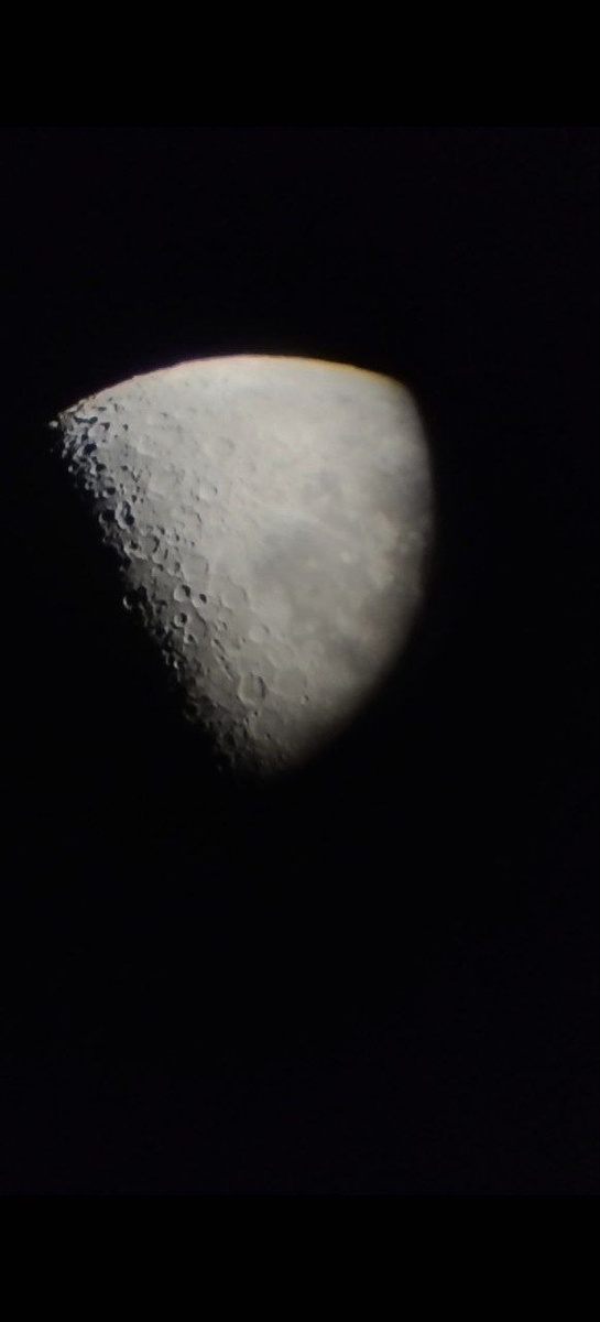 Примерно так выглядит хроматизм. Обратите внимание - оранжевый ореол по краям диска Луны.