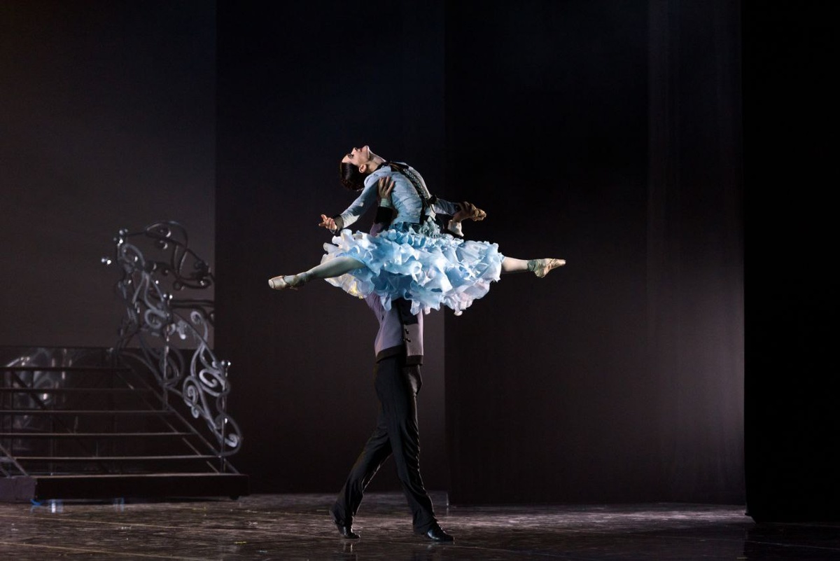 Сцена из балета "КаренинА" Астраханского театра оперы и балета. Фото из сети Интернет.