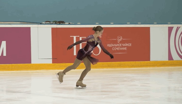 Четверной сальхов Александры Трусовой. Обратите внимание на мах правой ногой