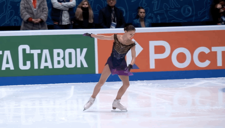 4S Софьи Самоделкиной. Правая нога делает круговое движение, и только в полете ноги скрещиваются 