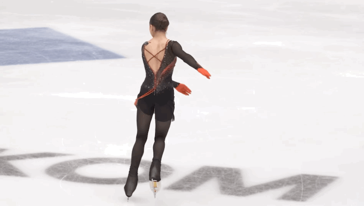 4S Камилы Валиевой. Камила едет на левой ноге, а правой делает мах.