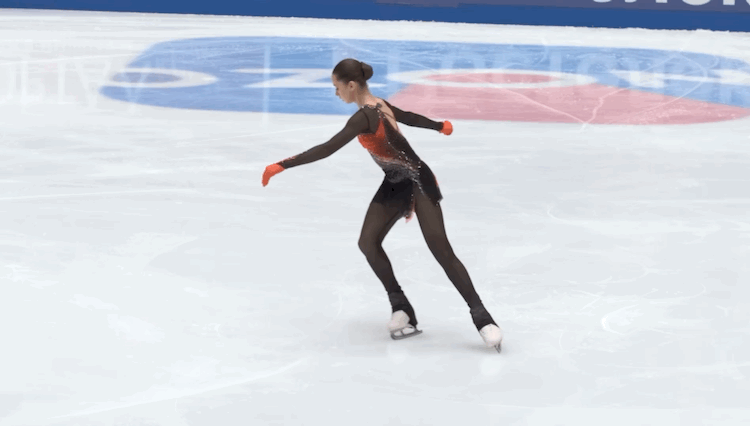 3Lo Камилы Валиевой. Камила едет на правой ноге, а после подставляет левую и скрещивает ноги.