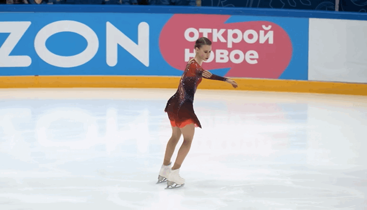 4S Майи Хромых. Можно заметить разворот «тройку» перед прыжком (Майя поворачивается лицом и снова разворачивается).