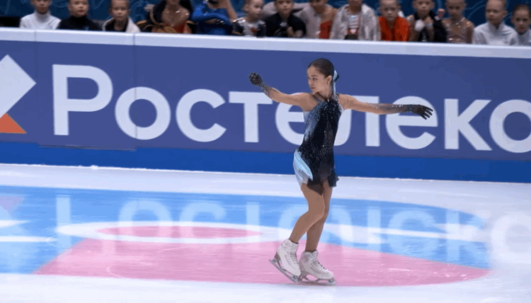 Четверной Риттбергер Аделии Петросян. Обратите внимание на скрещение ног