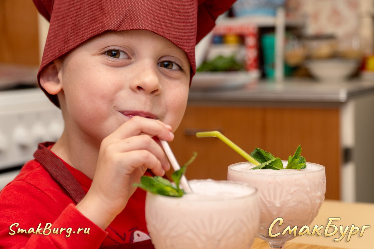 Маленький шеф-повар дегустирует свое кулинарное произведение. Вкусно! 