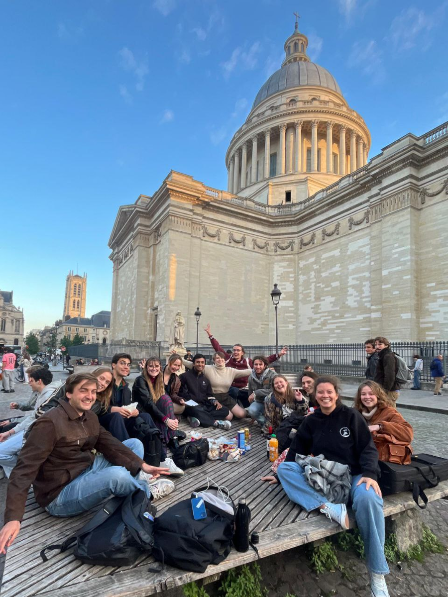 
В начале года я и часть моих одногруппников на пикнике около Пантеона