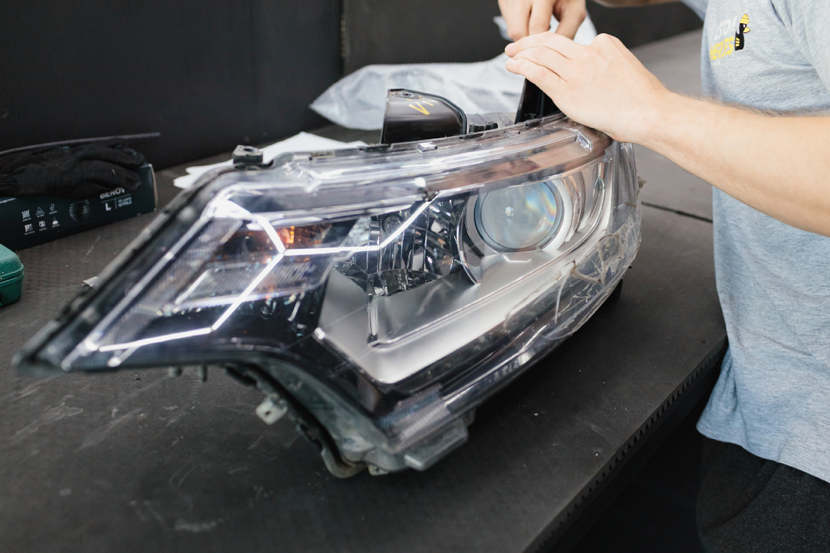 Источник фото: https://custom-heroes.ru/raboty/vid-uslugi/avtosvet/nashi-raboty/fary-mitsubishi-outlander-3-bez-mashiny-kak-my-remontiruem-i-zaschischaem/