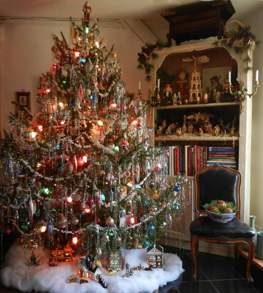 https://cdn.trendir.com/wp-content/uploads/2017/12/tinsel-christmas-tree.jpg