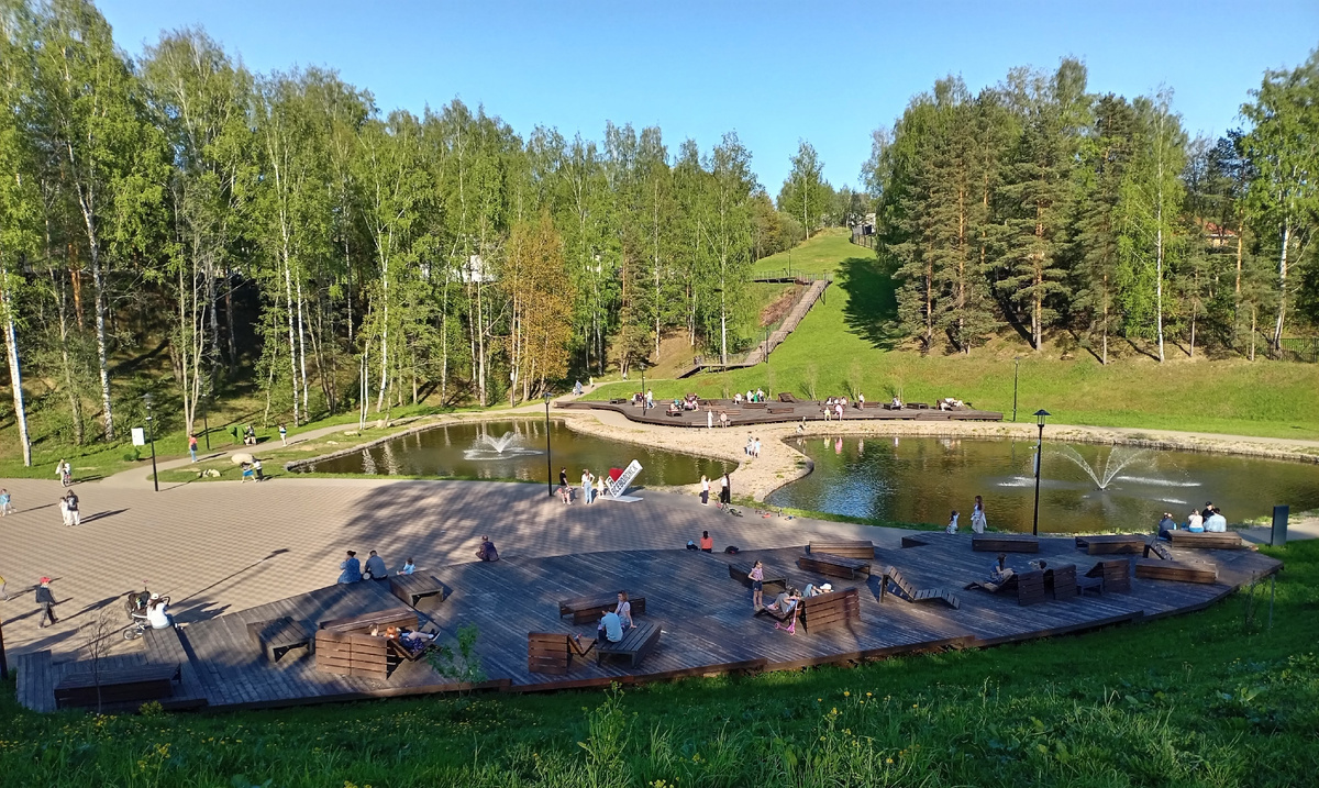 Это новый парк в городе Всеволожск. Город на 80 тысяч жителей. Парку всего года три. Есть еще несколько парков и общественных пространств, построенных или приведенных в порядок в последние годы. Каждый год проводится голосование среди жителей, какое новое пространствоо будем облагораживать. Иногда маленькие скверы, иногда большие набережные. Все по нацпроектам. И такое, на самом деле, по всей стране. Сейчас, вроде как, голосание заканчивается очередное.