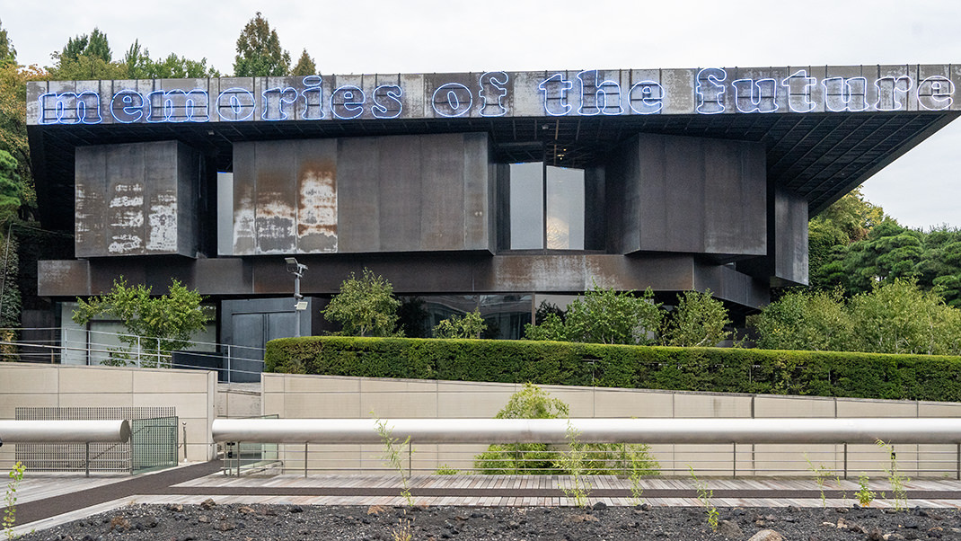 Во дворе комплекса