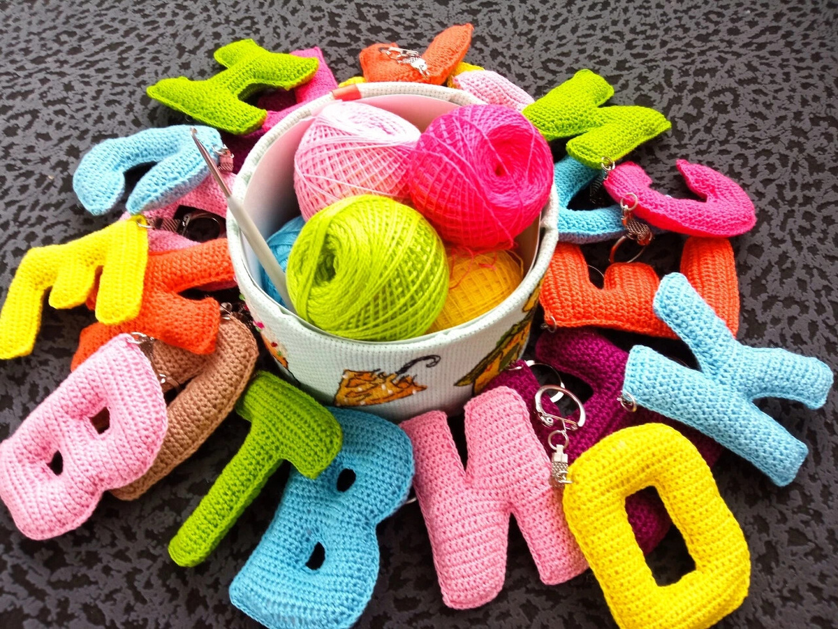 буквы из остатков хлопка.