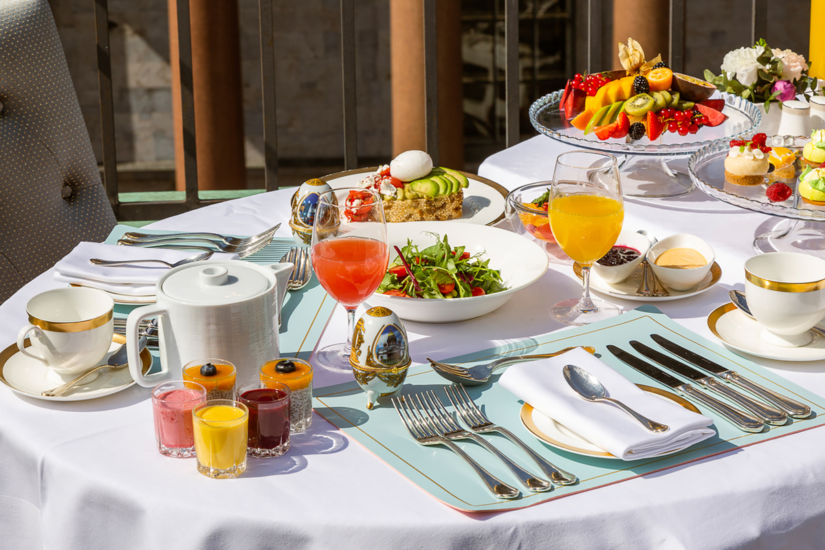 Ассортимент шведского стола в отеле Four Seasons Hotel Lion Palace