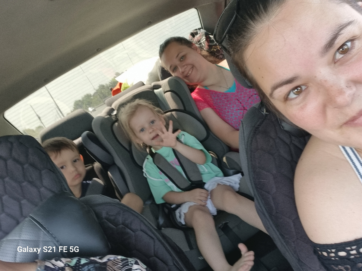 Денис рад и счастлив! Незаметно?! Ну не знаю... P.S. Вот почему-то как только я собираюсь фотографировать, он делает какое-то не такое лицо 🤦😁