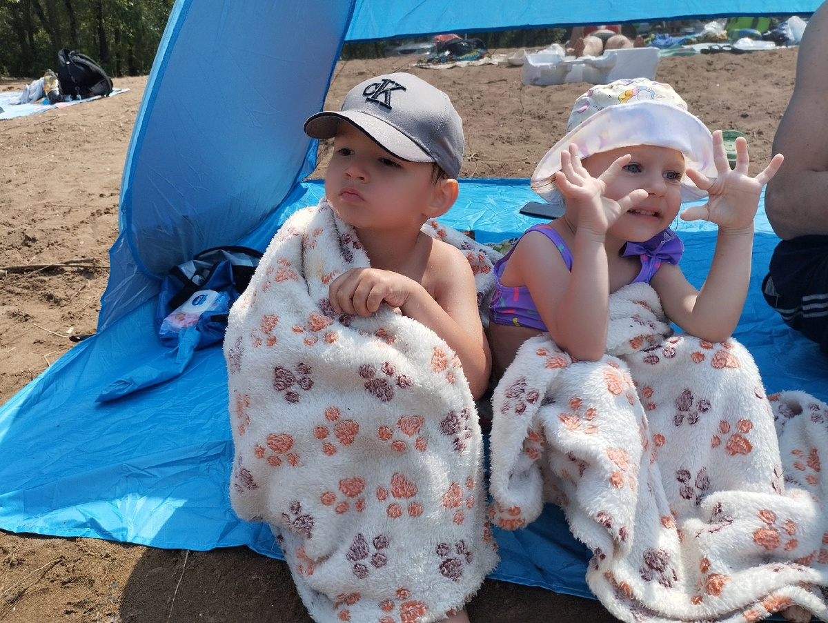 Плед объединяяяет😁 Денис со своей подругой Лерочкой греются)