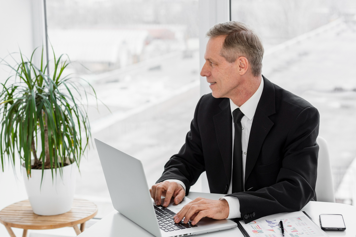 https://ru.freepik.com/free-photo/high-angle-business-man-working-laptop_7304300.htm#fromView=search&page=1&position=6&uuid=e4a6994f-aec8-415e-96c4-56eb3fd44dde&query=интернет+бизнесмен