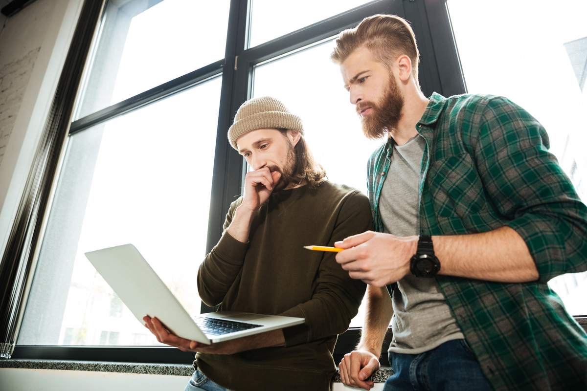 https://ru.freepik.com/free-photo/young-concentrated-men-colleagues-office-using-laptop_7336255.htm#fromView=search&page=1&position=9&uuid=9672cd6a-95e6-4f84-8d14-2c3eb51ebc02&query=интернет+бизнесмены