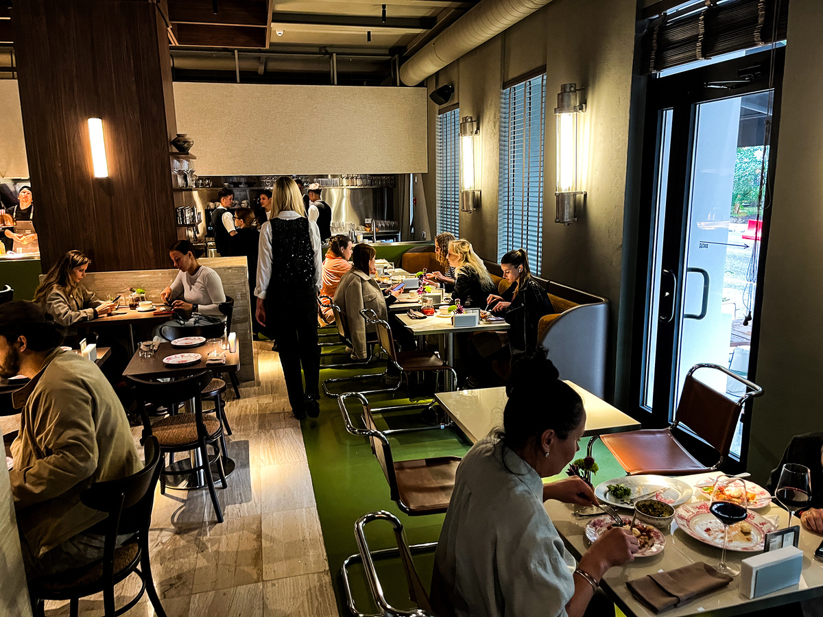 Столики на двоих у окна →