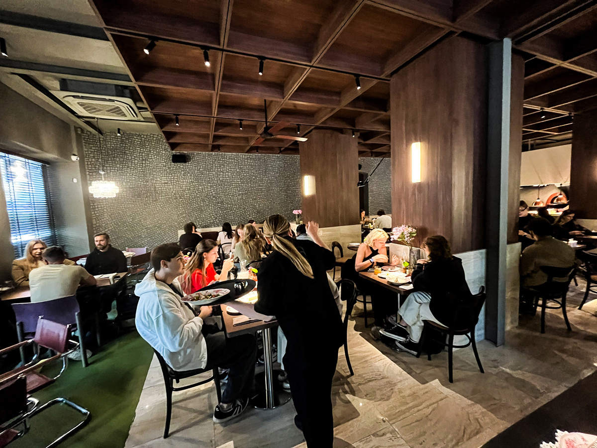 Посадочные места около входа →