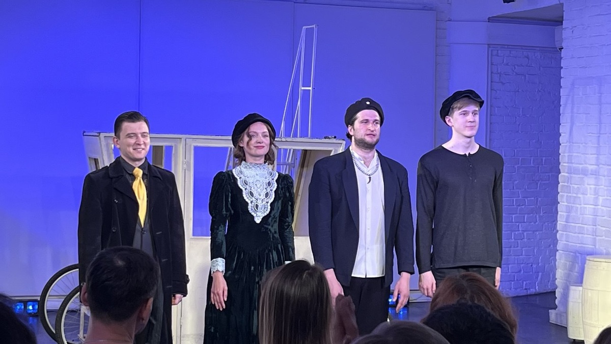 Поклоны. На фото актеры, исполняющие главные роли: Роман Зуев, Ксения Берелет, Александр Сизов и Дмитрий Аникушин