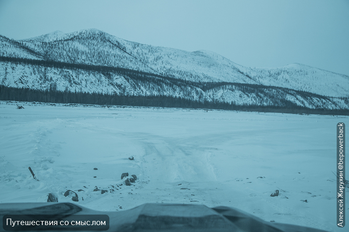 Вот так выглядит мир через лобовое стекло при -40°С. Каждый выдох — новый слой льда, и борьба за видимость не прекращается ни на секунду