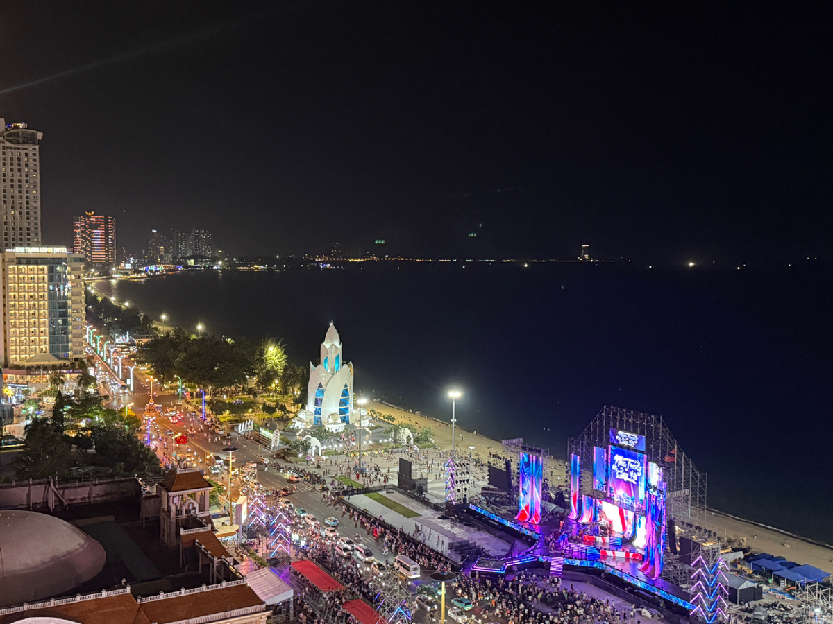 Вид на набережную Нячанга из номера отеля Boss Hotel