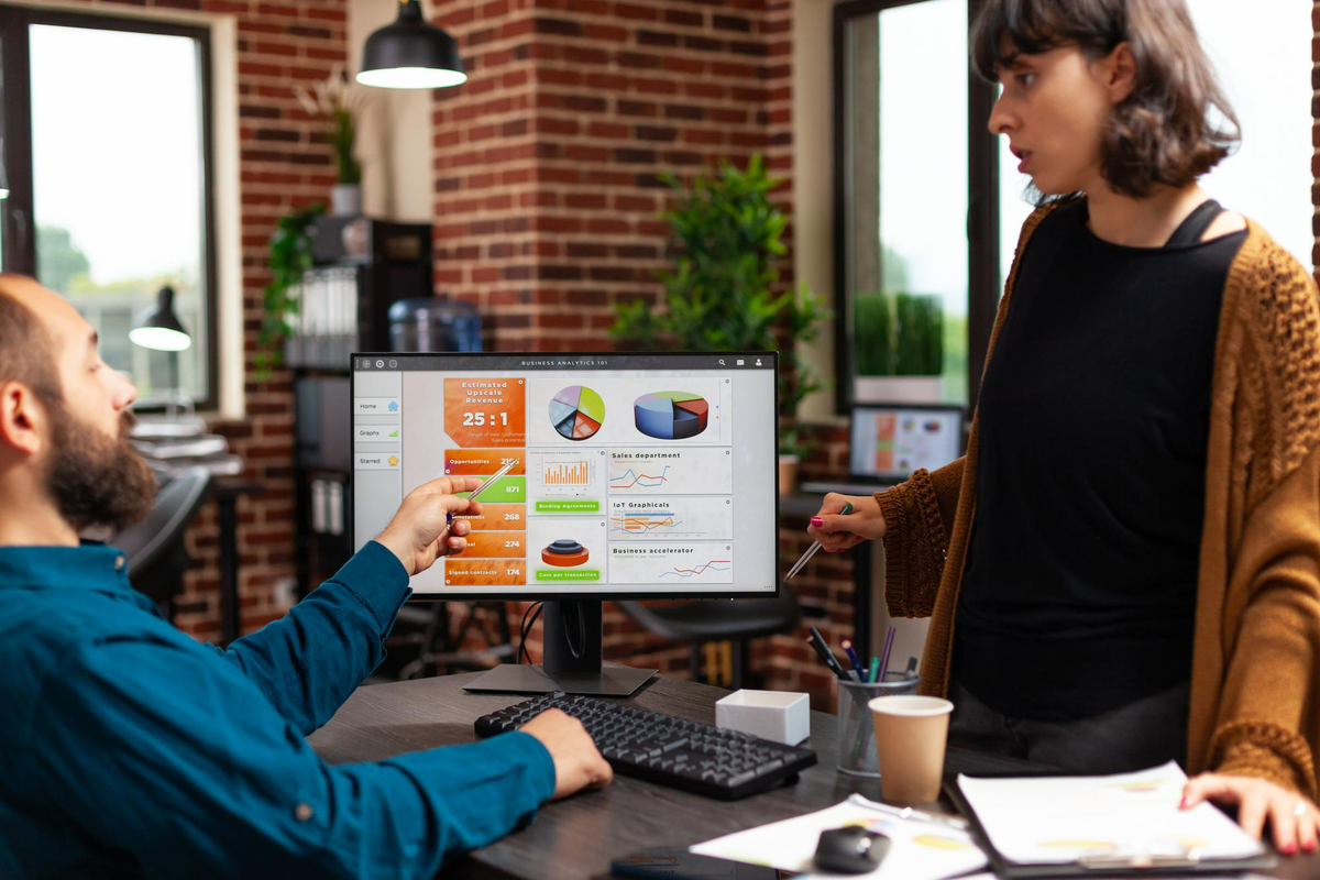 https://ru.freepik.com/free-photo/businesspeople-discussing-management-strategy-analyzing-company-data-charts-using-computer-planning-business-meeting-startup-office-workmates-brainstorming-marketing-ideas_20567258.htm#fromView=search&page=2&position=14&uuid=cc42b808-5fa3-49a5-9bd8-676726619990&query=seo+продвижение