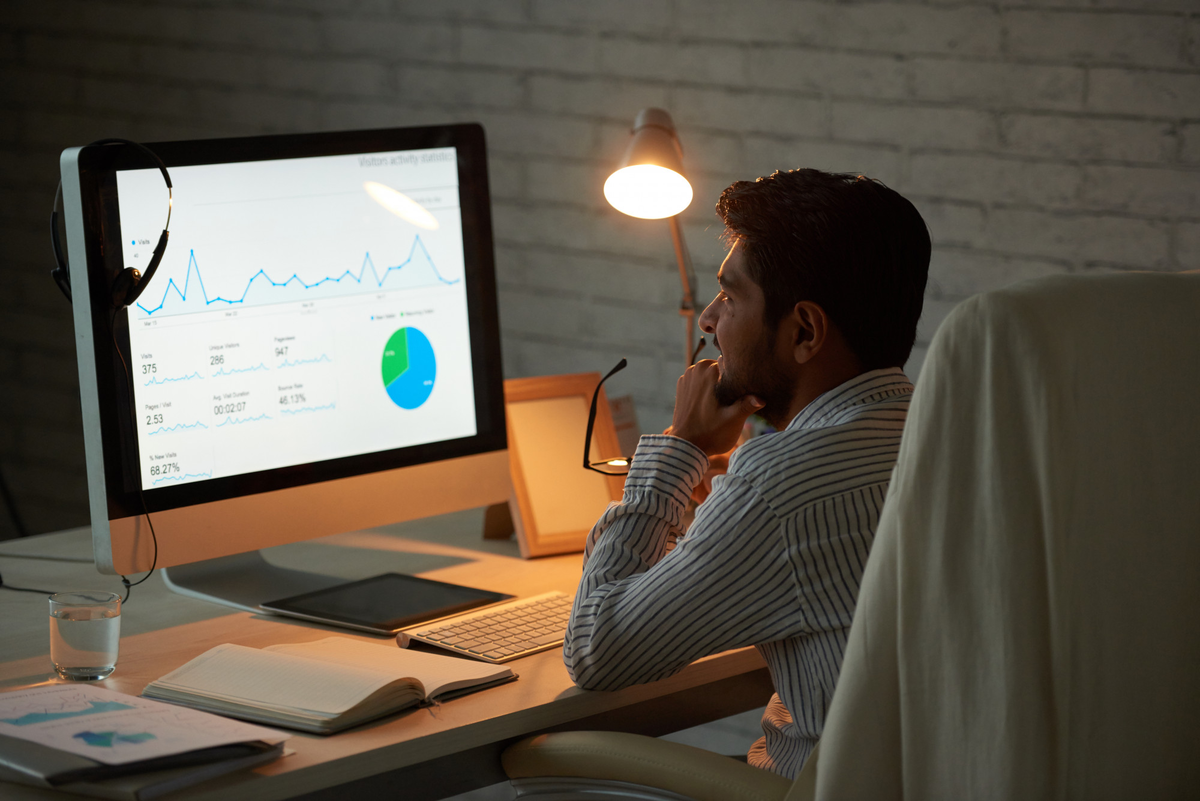 https://ru.freepik.com/free-photo/analyzing-business-chart_5633751.htm#fromView=search&page=2&position=29&uuid=cc42b808-5fa3-49a5-9bd8-676726619990&query=seo+продвижение