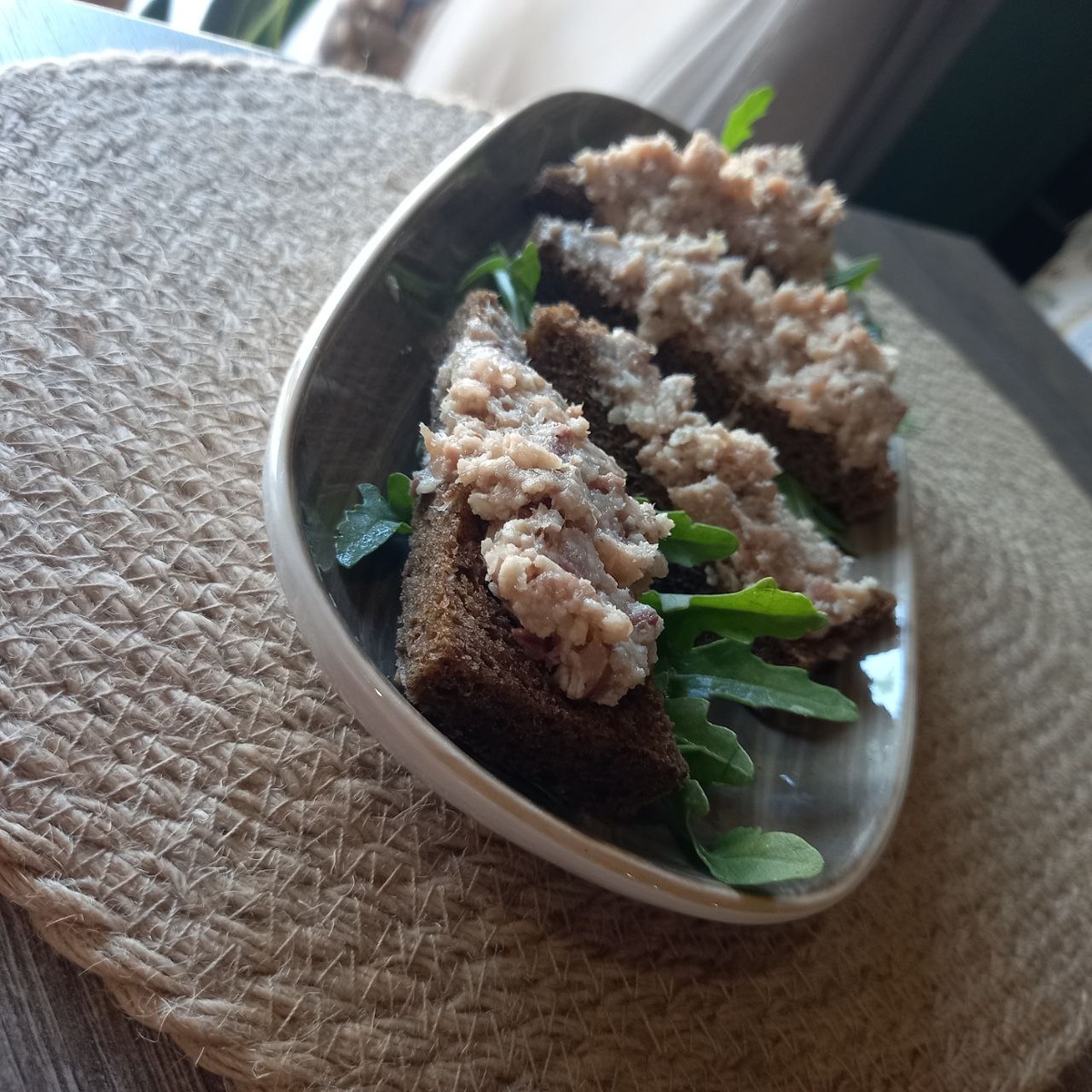 Это собственно говоря оселедец в современной подаче. На пышке. Тельное из селедки без лука.