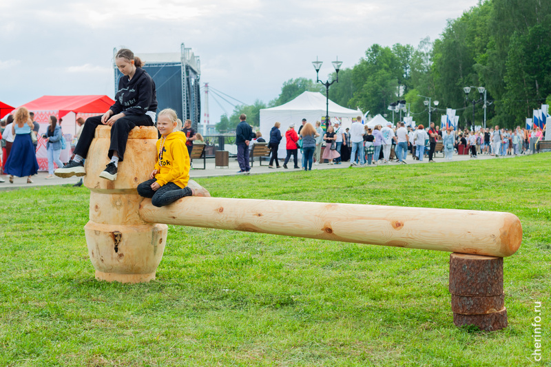    Длина молотка - более четырех метров, высота ударной части - полтора метра.
