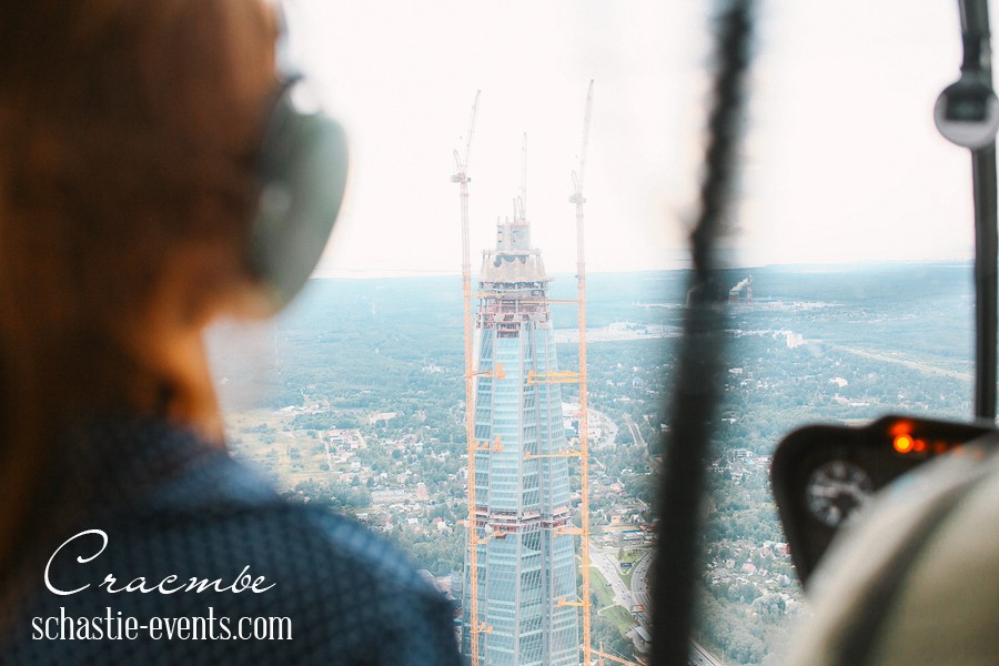 Частный вертолет дарит невероятный вид на Петербург сверху — идеальный вариант того, что можно подарить