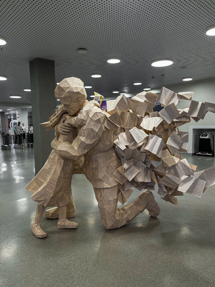 «Прощание». Советский солдат из писем с фронта с дочерью. Скульптор: И.А. Гурко