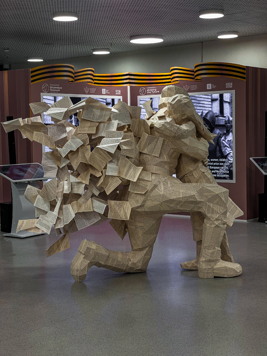 «Прощание». Советский солдат из писем с фронта с дочерью. Скульптор: И.А. Гурко