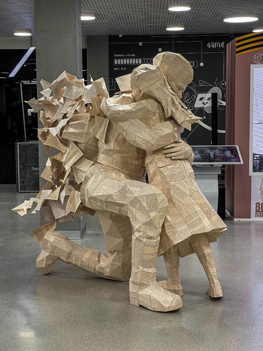 «Прощание». Советский солдат из писем с фронта с дочерью. Скульптор: И.А. Гурко