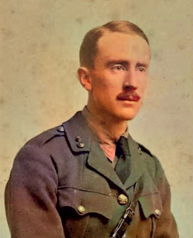 Исторический снимок молодого Толкина в военной форме.