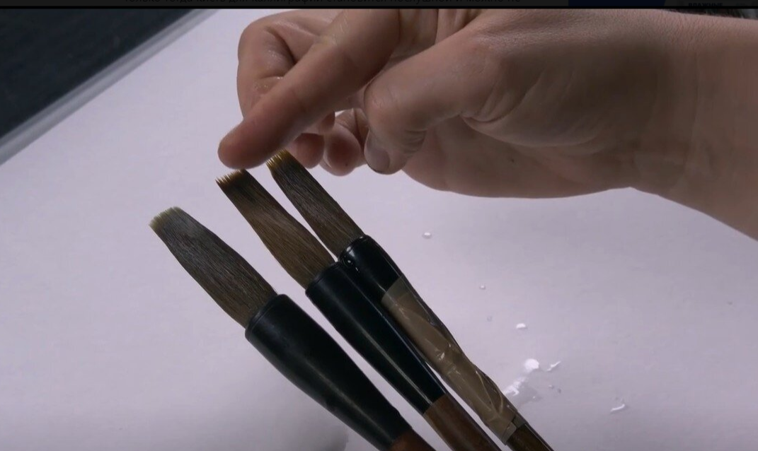 Просто сформируйте кончик кисти пальцами: сделайте его плоским >>>