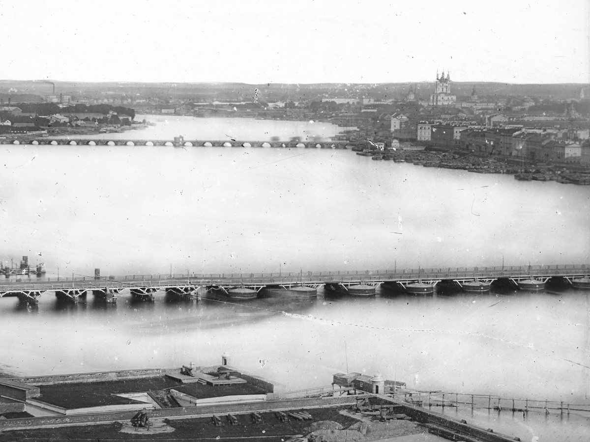 Воскресенский мост (на дальнем плане)