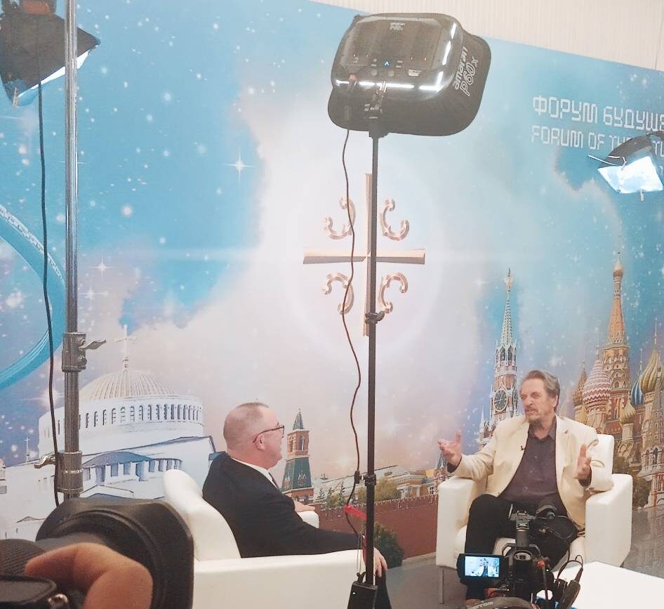 Эррол Маск в перерывах между сессиями раздавал интервью.