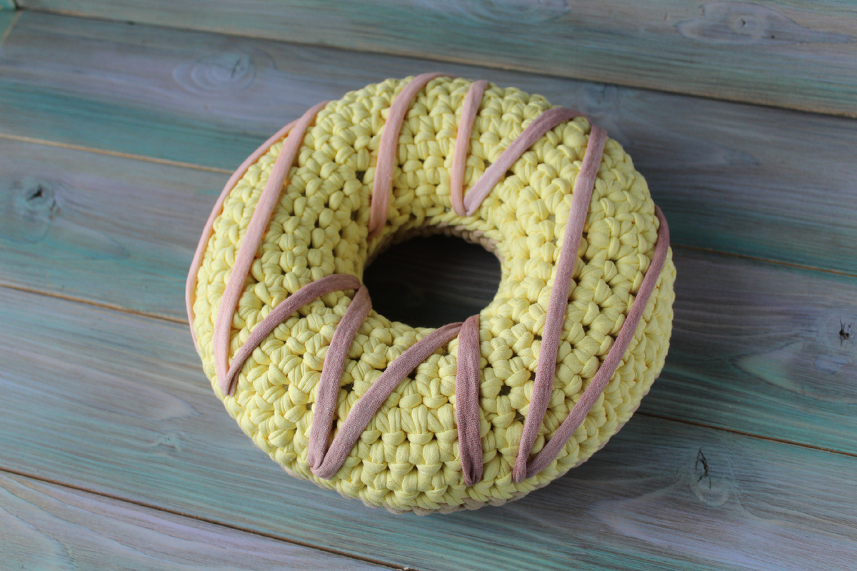 Такие подушки-пончики были абсолютным хитом в 2017-20х г.