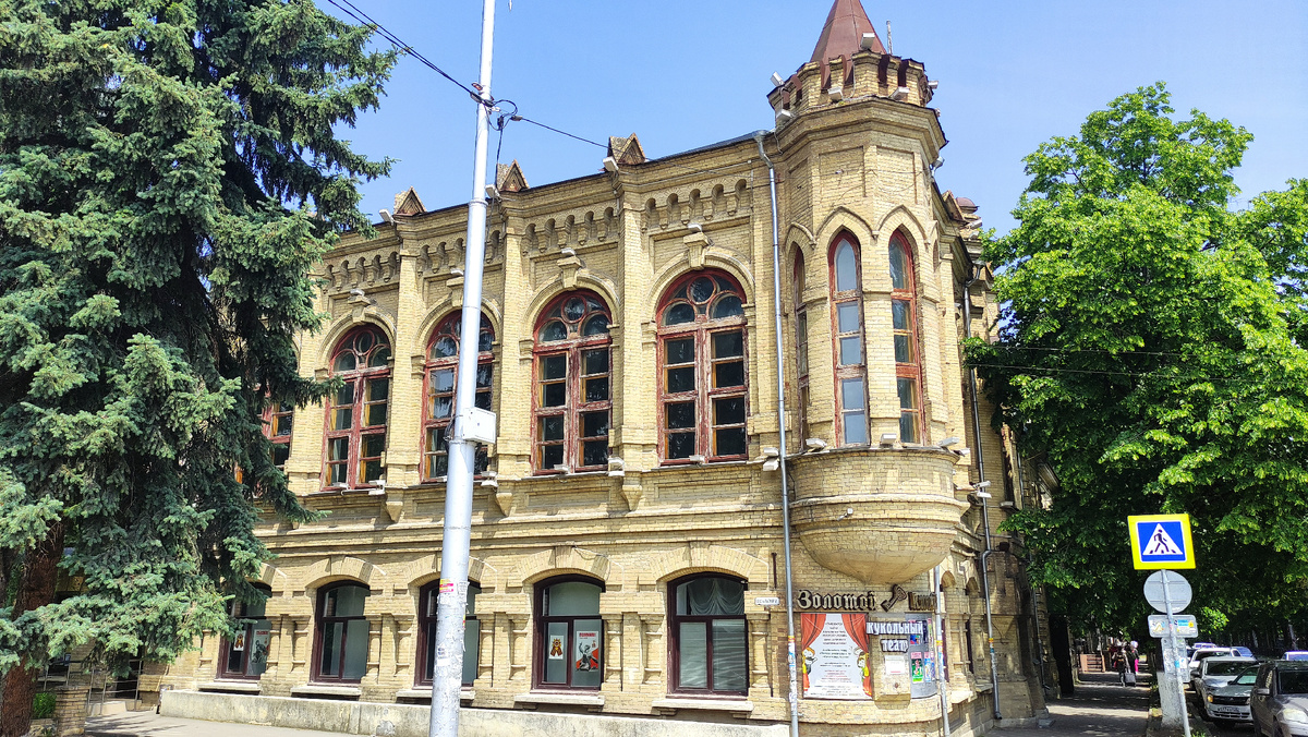 Театр кукол «Театр кукол «Золотой ключик» на углу пр. Кирова и пр. Калинина. Фото автора.