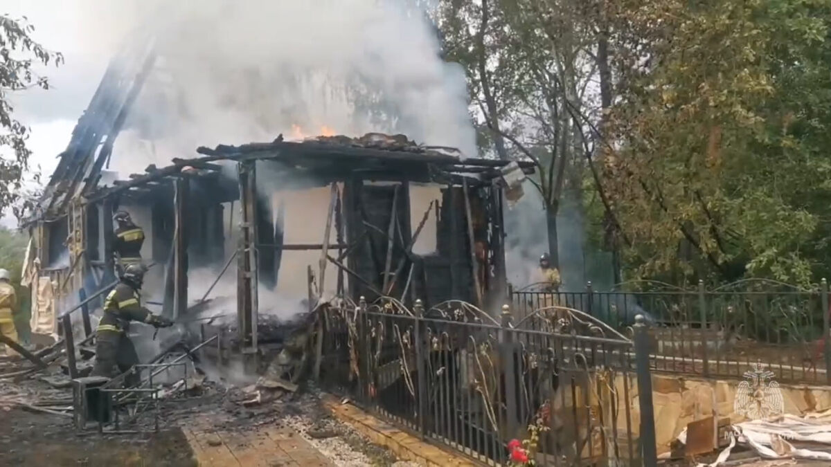    В деревне Щетинка в Курском районе загорелся дачный дом