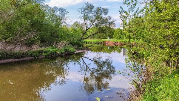 Наше реальность всегда у нас в голове, чем бы она не являлась на самом 
деле. Мы её сами создаём ... не без помощи всех тех и всего того, что 
создано ими с теми или иными целями. Затем оно попадает в наши головы, 
если мы не думаем над тем, что это из себя представляет и что в итоге в 
нашей голове должно быть ...   

Река Сетунь, Москва ...   

  
