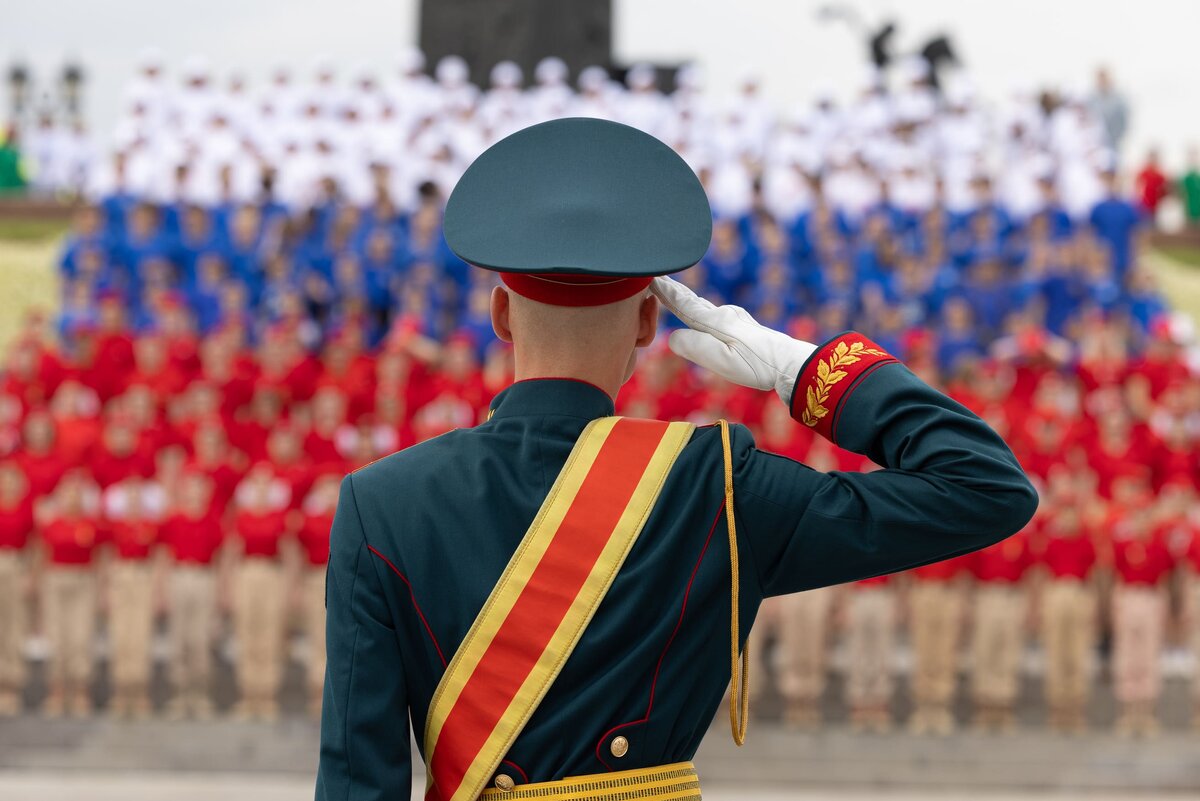    Торжественное поднятие государственного флага в День России у Музея Победы