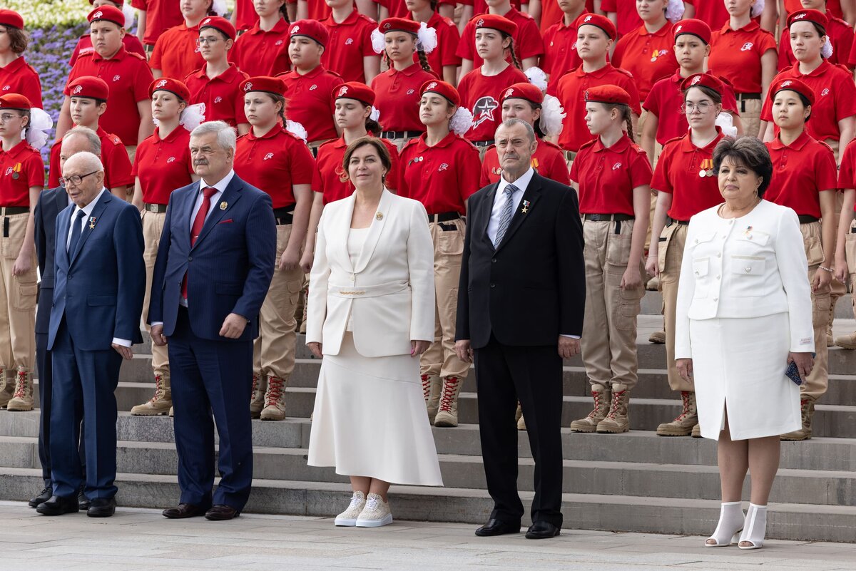    Торжественное поднятие государственного флага в День России у Музея Победы