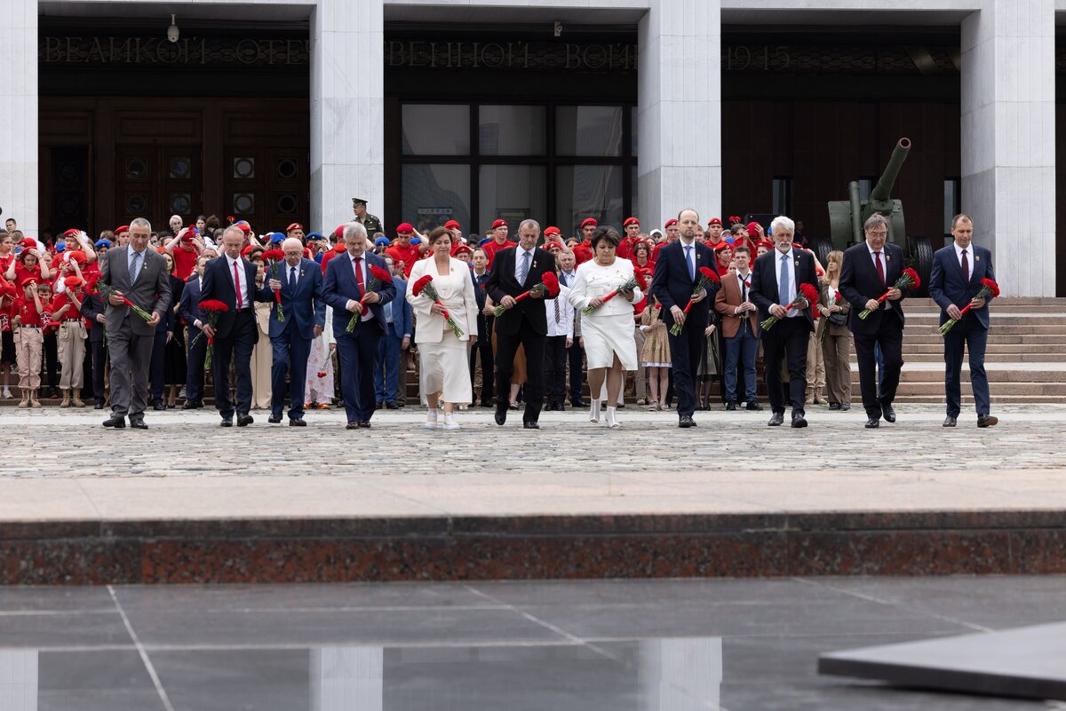   Торжественное поднятие государственного флага в День России у Музея Победы
